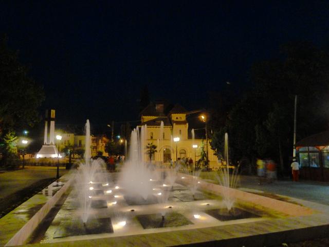 Fântânile arteziene din centrul stațiunii Băile Govora, seara