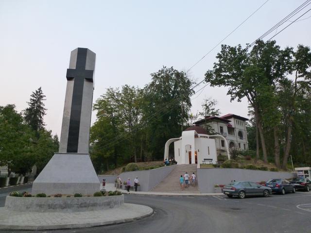 Centrul stațiunii Băile Govora cu monumentul eroilor