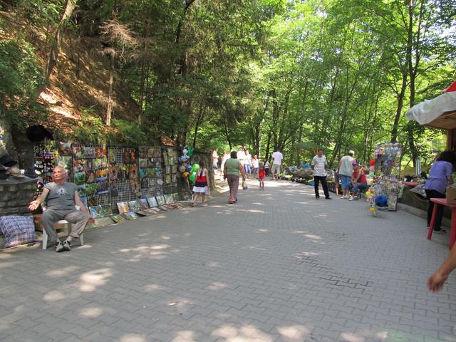 Bazarul stradal din Băile Olănești cu produse și meșteșuguri locale