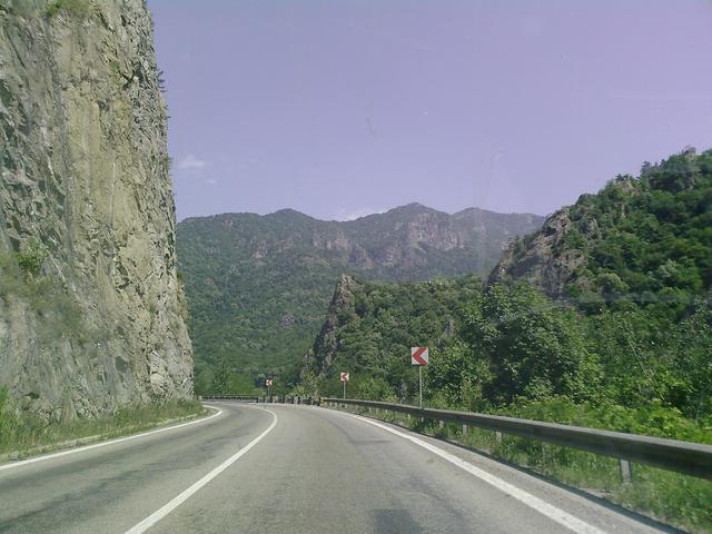 Drumul DN7 prin defileul Oltului, pe lângă pereții de stâncă