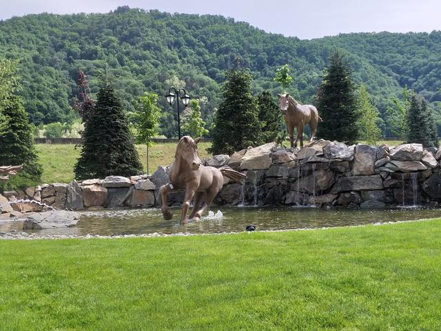 Parcul stațiunii Călimănești cu ansamblul sculptural al cailor