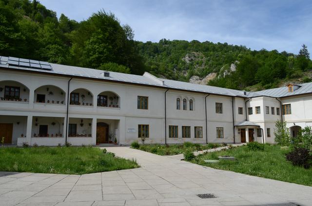 Chiliile din incinta nouă a Mănăstirii Bistrița