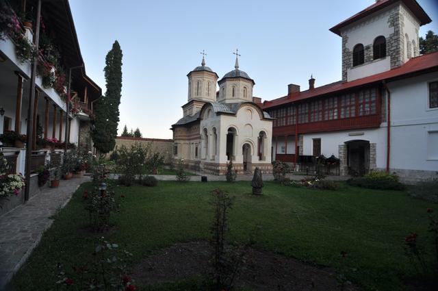 Mănăstirea Bistrița din Costești, cu bisericile și chiliile sale