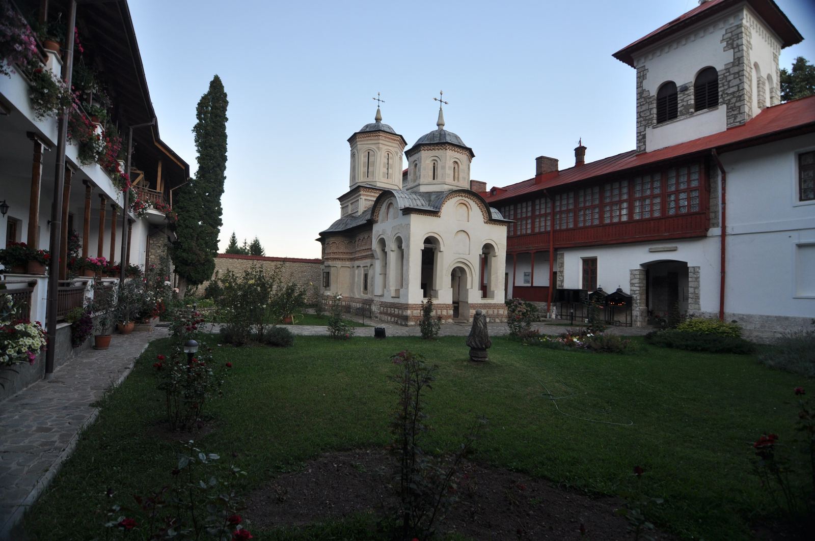 Mănăstirea Bistrița din Costești, cu bisericile și chiliile sale