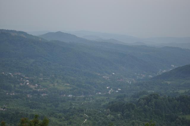 Panorama Munților Căpățânii văzută de la Mănăstirea Arnota