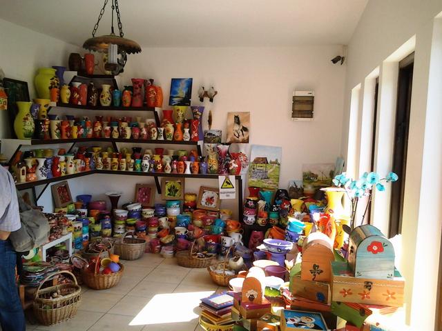 Atelier de ceramică din Horezu cu vase pictate manual