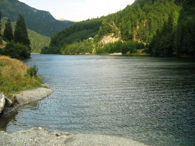Lacul Petrimanu cu apă turcoaz, în Munții Latoriței