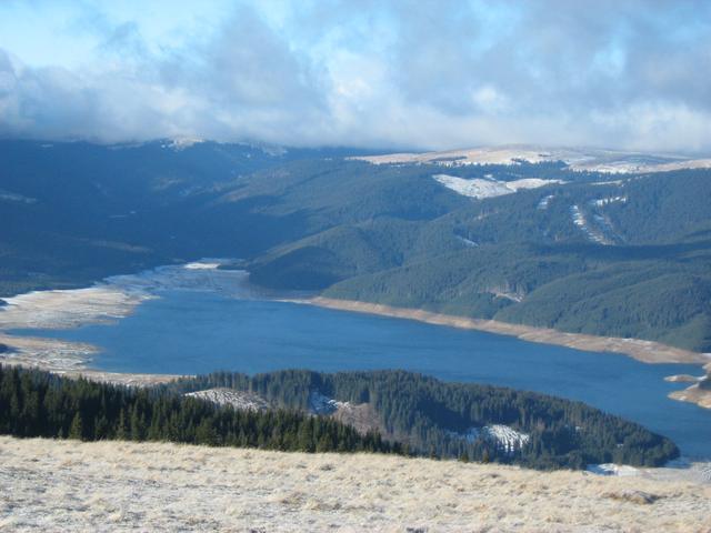 Lacul Vidra văzut de pe culmile din jur, primăvara