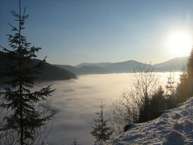 Răsărit peste Lacul Vidra, din Munții Lotrului