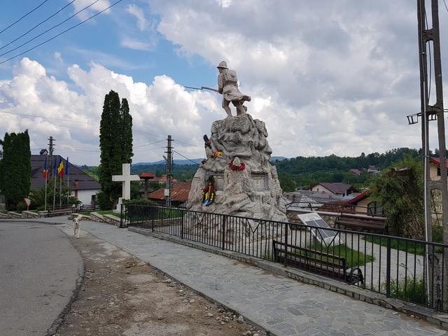 Centrul satului Văideeni cu monumentul eroilor