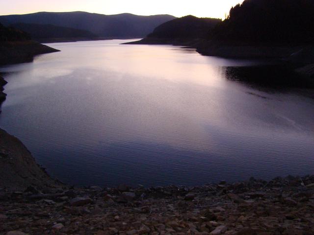 Lacul de acumulare Vidra pe râul Lotru, la apus