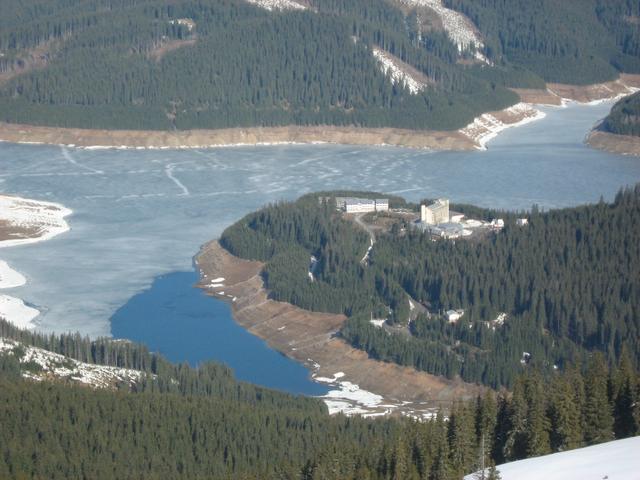 Lacul Vidra și stațiunea, văzute de pe Vârful Mogoșu